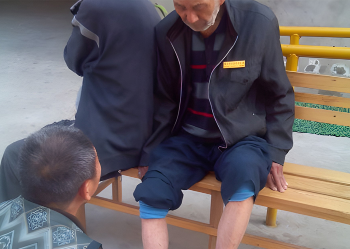 与老人谈心
